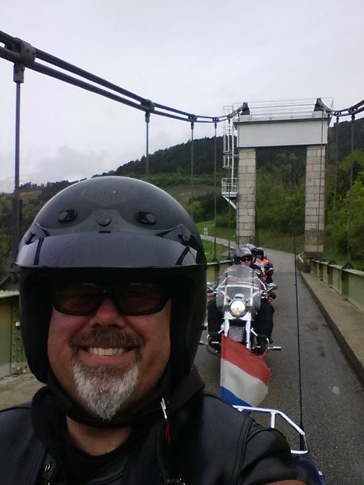 Foto momentje met de groep op een oude hangbrug