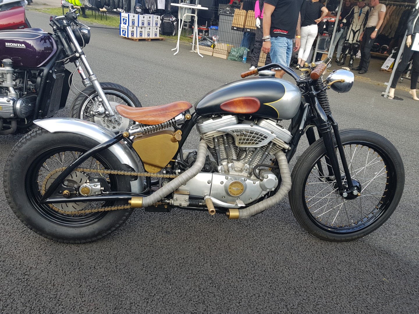 Een prachtige home made custom build cafe racer board tracker