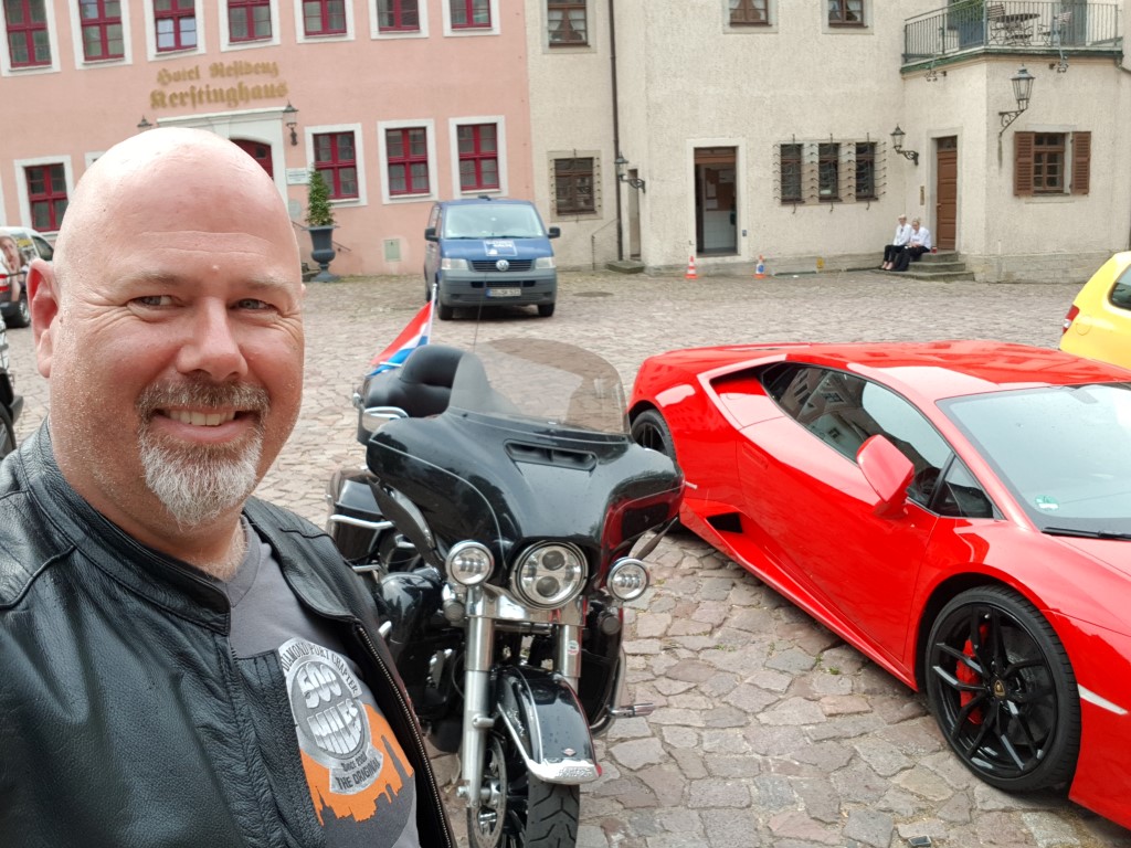 Poseren tussen een mooie Lamborgini en mijn prachtige Harley