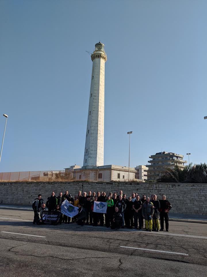 De groepsfoto om 16.00 in Bari bij de vuurtoren