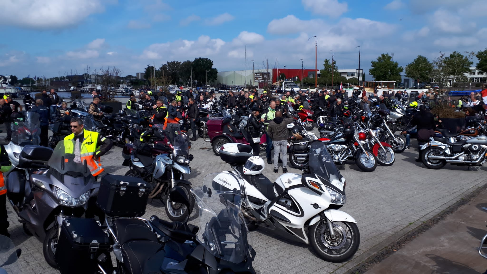 200 motorrijders op de parkeerplaats